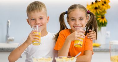 Cât de mult suc din fructe ar trebui să consume un copil