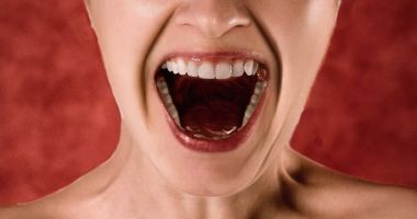 Stire din Actualitate : Un sucevean a sunat la 112 disperat că-l bate nevasta cu 10 ani mai mică decât el