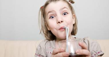 Stire din Sănătate : Cât de nocive pentru copii sunt sucurile îndulcite artificial