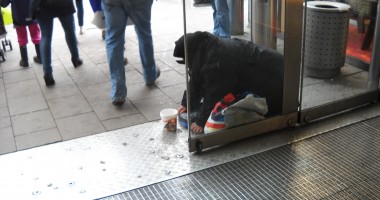 Stire din Actualitate : Suedia / O cerșetoare româncă a fost atacată cu pietre de mai mulți tineri