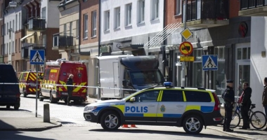 Stire din Actualitate : Operațiune de amploare în Stockholm, după ce șoferul unui camion a lovit mai multe vehicule