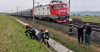 Stire din Eveniment : O persoană a murit după ce s-a aruncat în fața unui marfar. Traficul trenurilor, dat peste cap
