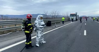 Stire din Eveniment : Intervenție de urgență pe A1. Sulfat de amoniu împrăștiat pe carosabil