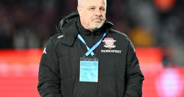 Stire din Sport : Marius Şumudică şi-a anunţat demisia în faţa suporterilor Rapidului