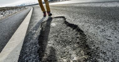 Stire din Eveniment : Suntem praf la infrastructură rutieră, dar campioni la explicații!