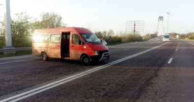 Stire din Eveniment : Șoferul unui microbuz a blocat circulația pe podul Agigea