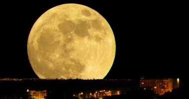 Stire din Social : Fenomen astronomic rar pe 3 decembrie 2017: Cum ne influențează SUPER LUNĂ