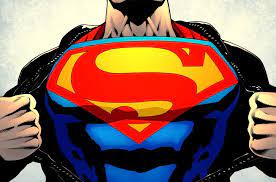 Superman e român! Un bărbat din Tulcea s-a îmbrăcat în supererou și a strâns zăpada din oraș cu un făraș