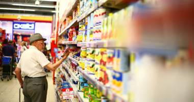 Stire din Economie : SE IEFTINESC ȚIGĂRILE! Iată ce se scumpește