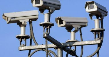 Stire din Eveniment : Cetățenii unui oraș din România, supravegheați ilegal de polițiști sub ochii Primăriei