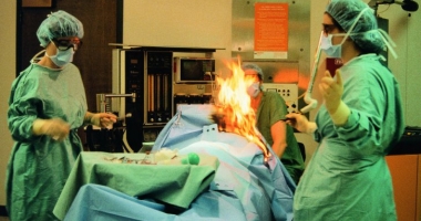 Stire din Actualitate : Anchetă în spital, după ce un pacient a luat foc pe masa de operație