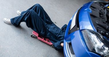 Stire din Actualitate : Un român care-și repara mașina a fost atacat de soția lui și înjunghiat cu șurubelnița