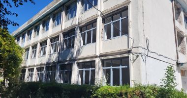 Stire din Cultură-Educație : Graba strică treaba! La doar o săptămână de la redeschidere, în sălile Școlii „Remus Opreanu” s-a infiltrat apa