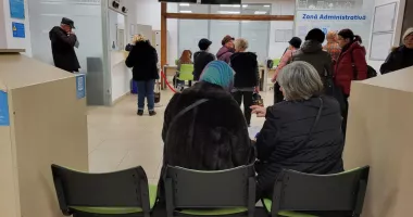 Stire din Social : Bătrâni epuizați pentru reducerea taxei de salubrizare. Cozi infernale la SPIT Constanța