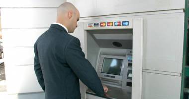 Stire din Social : Primești salariu pe card? Iată câți bani își opresc băncile din simbria ta