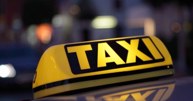 Stire din Eveniment : Taxi-pirat! Turiști hărțuiți și jecmăniți, polițiști copleșiți