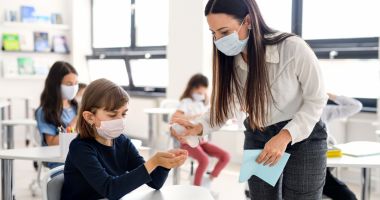 Stire din Cultură-Educație : Stimulent de risc doar la orele faţă în faţă. „Parcă este un blestem!”