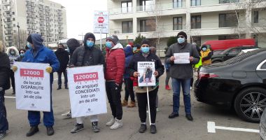 Stire din Economie : „Lăsaţi vacanţele românilor!” Angajaţii şi proprietarii din HoReCa au ieşit în stradă