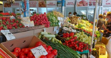 Stire din Economie : De ce sunt roșiile atât de scumpe la piață? Prețul lor l-a depășit pe cel al bananelor