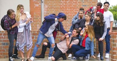 Stire din Cultură-Educație : Hărțuitorii fac „show” pe Facebook, iar Ordinul anti-bullying stă în sertar
