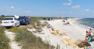 Stire din Social : Plajele sălbatice din Corbu şi Vadu, fără salvamari, dar pline de turişti