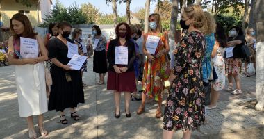 Stire din Cultură-Educație : Protest inedit, în prima zi de şcoală. „Vrem spaţii pentru elevii noştri!”