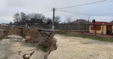Stire din Eveniment : Acuzații după surparea malului de la Cumpăna: „Goana după voturi i-a împins pe marginea prăpastiei”
