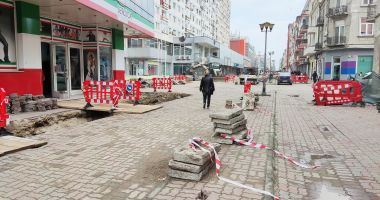 Stire din Eveniment : Strada Ștefan cel Mare, un imens șantier! Pietonii fac slalom printre tranșee și utilaje