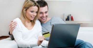 Stire din Economie : Black Friday bate la uşă cu reduceri importante. „Cumpăraţi acum, că mâine va fi mai scump”
