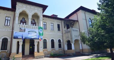 Stire din Cultură-Educație : Războiul de gherilă al Asociației Elevilor cu colectarea fondurilor trage un nou „tun”, spre Colegiul Pedagogic