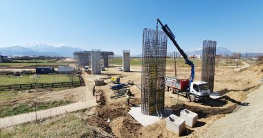Stire din Economie : Va reuși "Legea lui Grindeanu" să deblocheze construcția de autostrăzi și șosele din România?