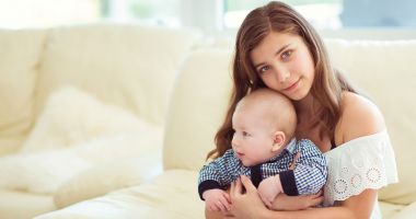 Stire din Social : Mame la 15 ani! Timpul temelor, înlocuit cu schimbatul pamperşilor