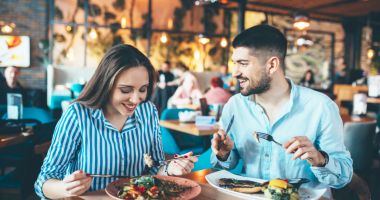 Stire din Social : Reguli noi pentru restaurante, patronii, obligați să schimbe meniurile. "S-a triplat grosimea"
