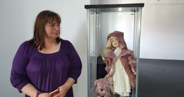 Stire din Cultură-Educație : Înapoi în copilărie, la Muzeul de Istorie. Candoarea păpușilor de porțelan versus nocivele telefoane