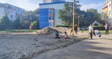 Stire din Social : Locuri de joacă transformate în șantiere! "Se mișcă cu viteza melcului, ca în tot orașul!"