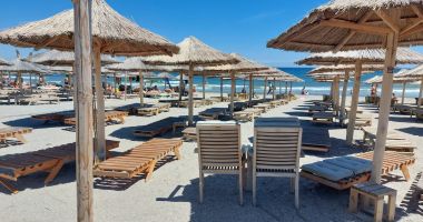 Stire din Social : Turist pe litoralul românesc. Prețul șezlongului sperie mai tare decât cel al cazării și mesei