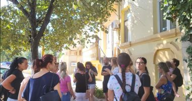 Stire din Cultură-Educație : "Focul" relocării forțate a claselor pregătitoare, stins cu… gaz: demersuri pentru asigurarea transportului