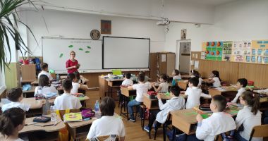 Stire din Cultură-Educație : Beneficiarii constănțeni ai primelor didactice, dezamăgiți de prima listă a magazinelor care le acceptă plata