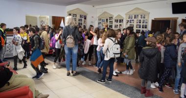 Stire din Cultură-Educație : Cine nu vrea "Educație prin cultură"? Soluție de moment pentru transportul copiilor la teatru