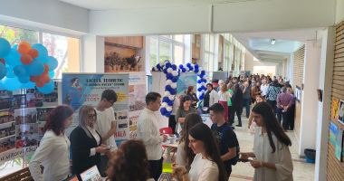 Stire din Cultură-Educație : "Alege-ți drumul corect!" pentru alți patru ani! Sute de absolvenți de gimnaziu își caută liceul