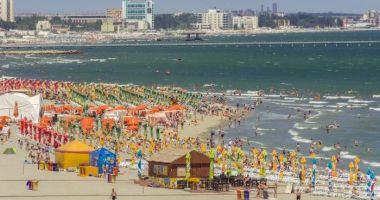 Stire din Social : Atenție unde faceți plajă! În apa mării s-au format mai multe gropi!