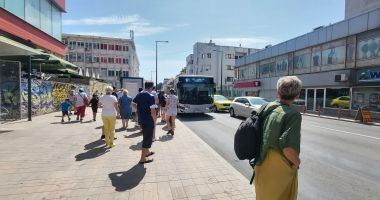 Stire din Social : Călătorii CT BUS, sufocaţi de duhoarea reciclatorilor din autobuze. "Simţi că te ia cu leşin"