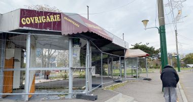 Peisaj dezolant! Stația de autobuz de la Poarta 2 a devenit casa șobolanilor