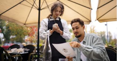Stire din Social : Subtila criză a forței de muncă pe litoral. Posturi „invizibile”, angajări „din mers”!