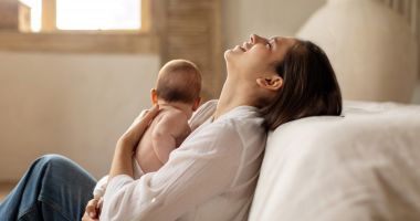 Stire din Social : Val de reclamații! Mămicile se plâng că li se oprește din indemnizația de creștere a copilului