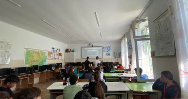 Stire din Cultură-Educație : Degeaba investiții europene și plimbări prin țări străine, dacă elevii refuză să învețe