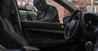 Stire din Eveniment : Gelozia i-a luat mințile! Un agent de pază a distrus mașina greșită, crezând că este a iubitului fostei concubine
