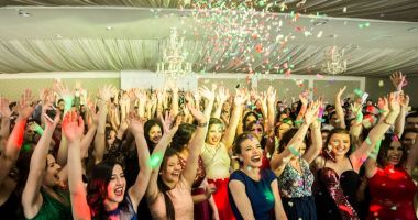 Stire din Social : Până la examenele naționale, să vină banchetul! Visul adolescenților, coșmarul financiar al părinților!