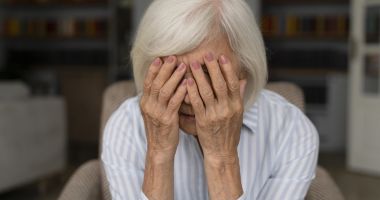 Caz revoltător. Și-a bătut mama cu bestialitate pentru că nu a fost de acord să facă schimb de case