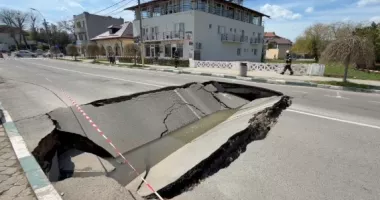 Stire din Social : Imagini de coșmar, la Techirghiol! Pod rupt în două, circulație închisă total
